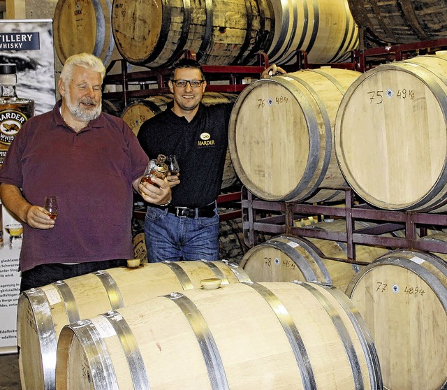 Edmund (links), Stefan Marder und &#8222;ihr&#8220; Whiskey  | Foto: Manfred Dinort