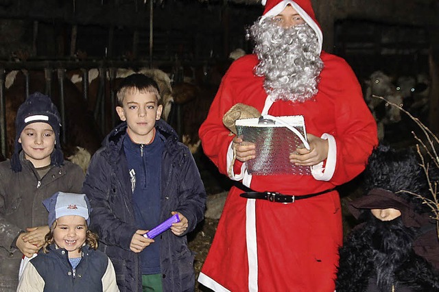 Der Nikolaus  besuchte  die Kinder sogar im Stall.   | Foto: Vera Winter
