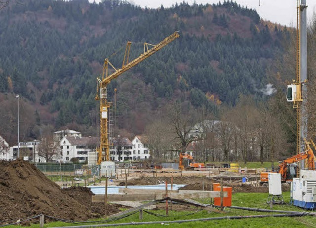 Die Abrissarbeiten am Schwimmbad in Ko...e Bauverzgerung um zehn Wochen geben.  | Foto: Gabriele Zahn