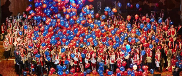 Am Ende regnete es auf der Jungmeister...titel, sondern auch noch Luftballons.   | Foto: Florian Bilger / Handwerkskammer