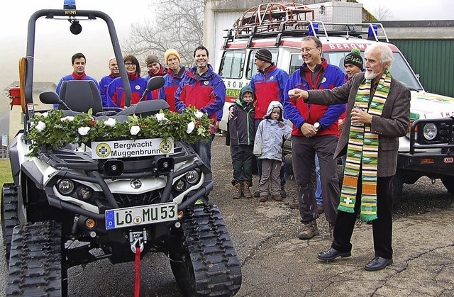 Pfarrer August Schuler (rechts) segnet...r Muggenbrunner Bergwachtangehrigen.   | Foto: Ulrike Jger