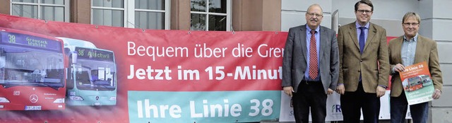 Am Banner vor dem Rathaus freuen sich ...nks), Tobias Benz und Jrgen Kuflin.   | Foto: Ralf H. Dorweiler