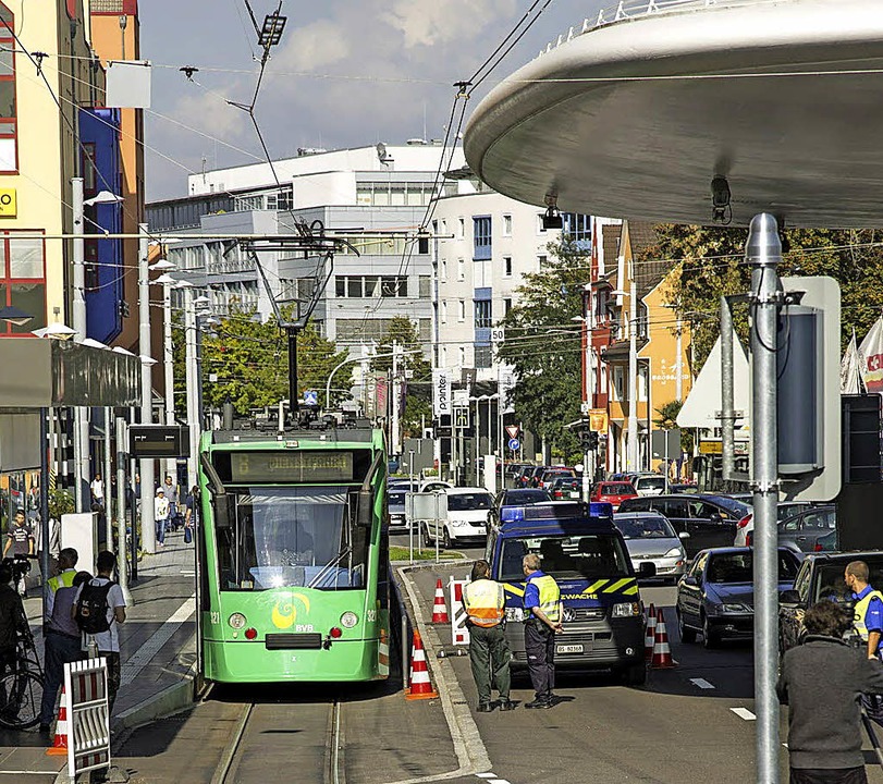 Die Tram 8 beim Grenzübertritt in Weil...trollen in und an der Straßenbahn an.   | Foto: BVB/ZOLL
