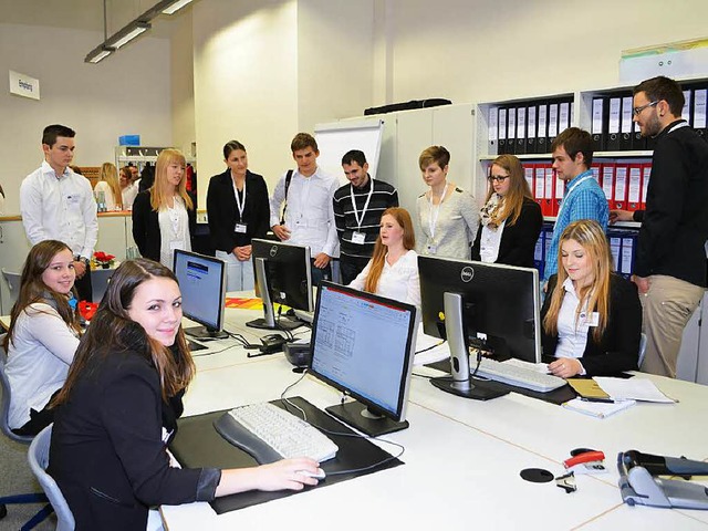 Rundgang durch die virtuelle bungsfir...rten ihre innerbetrieblichen Aufgaben.  | Foto: Nikolaus Bayer