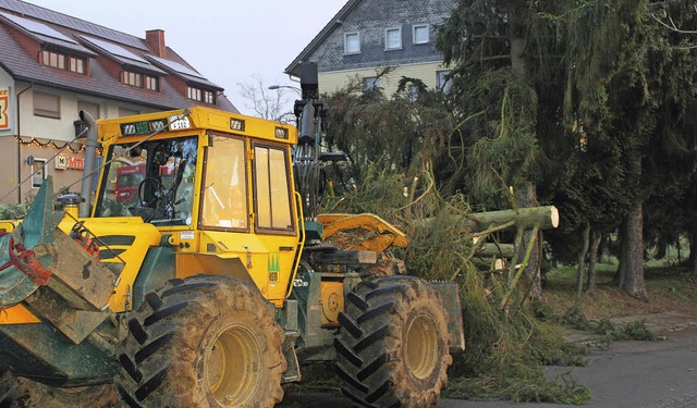 Mit schwerem Gert waren Mitarbeiter v...r Martinstrae wieder Sicht gen Sden.  | Foto: Martha Weishaar