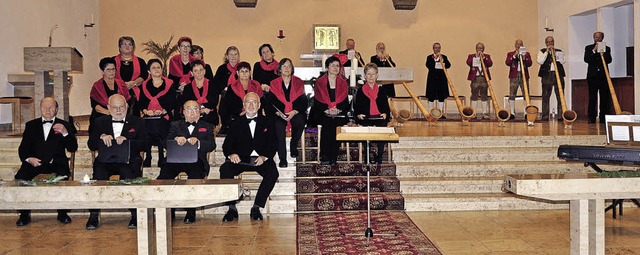 Der Chor La Musica und die Alphornfreu...er Schwarzwald in der Michaelskirche.   | Foto: Andrea Kurz