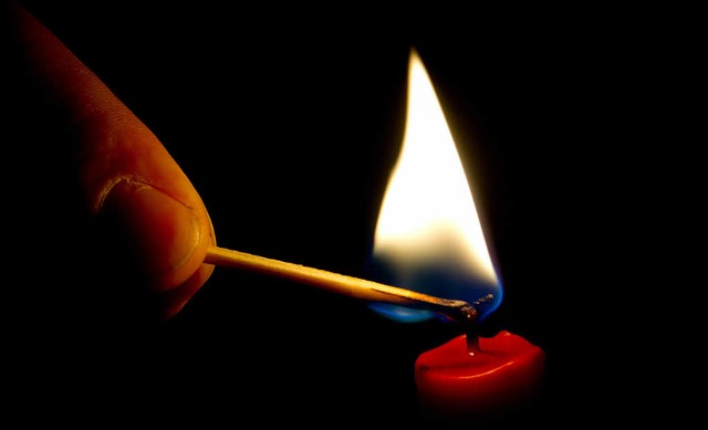 Eine Kerze als Lichtquelle: Ohne Strom...reiche Haushalte im Hochschwarzwald.    | Foto: DPA