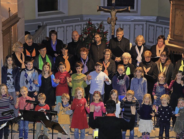 Die gemeinsame Freude am Singen von We... Singkreis und Kinderchor anzusehen.    | Foto: Sandra Decoux-Kone