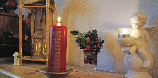Die Kerzen auf dem Schrnkchen im Wohn... sondern fr den verstorbenen  Vater.   | Foto: Maja Tolsdorf