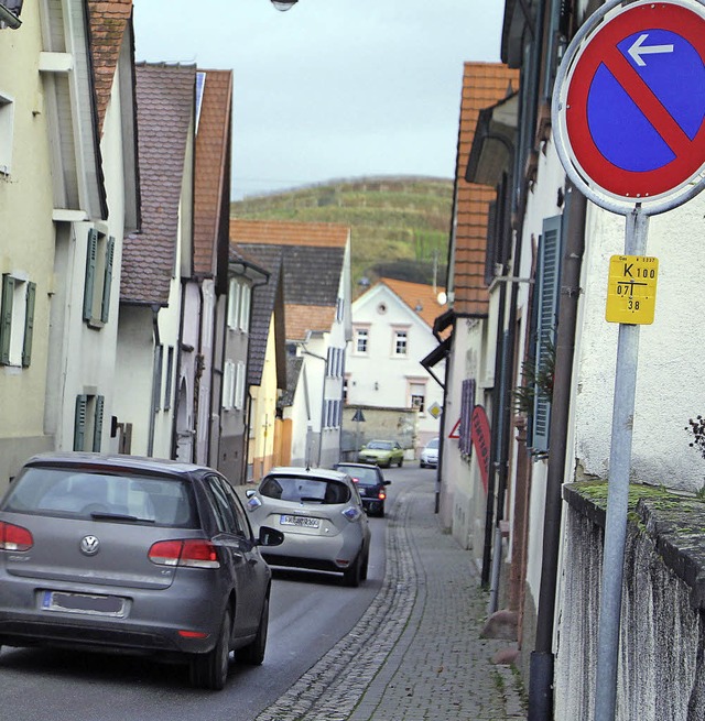 Die enge Kreisstrae durch das Dorf is...ngsverkehr fr Fugnger gefhrlich.    | Foto: Herbert trogus