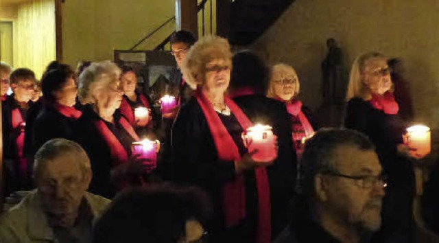 Mit seinem  Gesang und dicken roten Ke... die St. Michaelskirche in Gndlingen.  | Foto: Christine Weirich