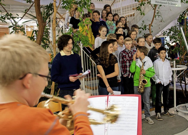 Der Schulchor singt und spielt im Eing...er Seniorenzentrums Weihnachtslieder.   | Foto: Detlef Bohe