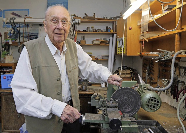 Auch mit 90 ist Albert Meier noch in seiner gut ausgestatteten Werkstatt aktiv.   | Foto: Peter Heck