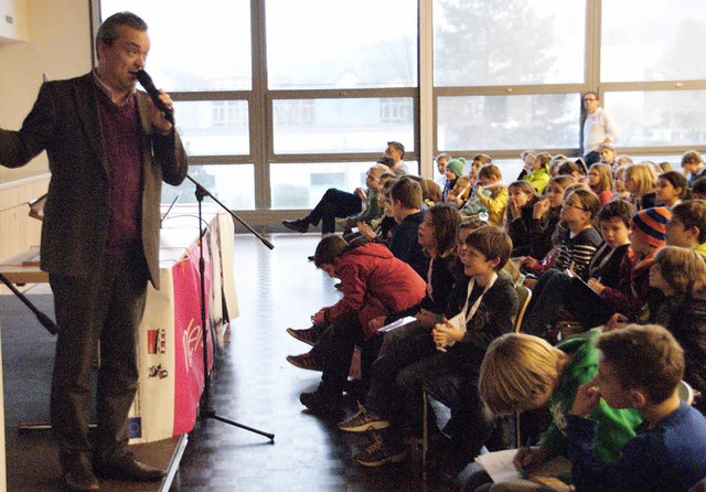 Professor Christoph Bielitz  sprach in der Kinderuni in Stein ber Schmerzen   | Foto: HrVoje Miloslavic