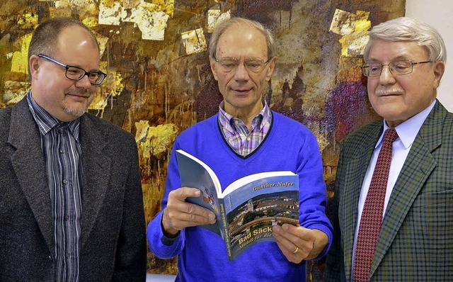 Das neue Buch ber Bad Sckingen prse... Herausgeber und Autor Gnther Nufer.   | Foto: Axel Kremp