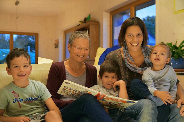 Stemmen den Familienalltag gemeinsam: ...brink (mit Bilderbuch) mit den Shnen.  | Foto: Beatrice Ehrlich