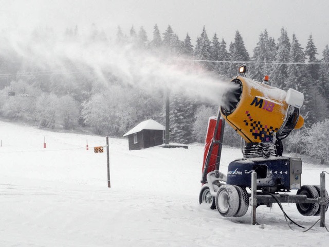 Schneekanonen machen&#8217;s mglich: ...kisaison am Feldberg endlich losgehen.  | Foto: dpa