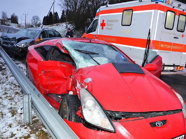 Bei einem Unfall auf schneeglatter Str... Jostal drei Menschen schwer verletzt.  | Foto: Martin Kamera24tv