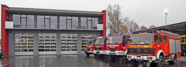 Einsatzbereit: die Fahrzeuge der Abtei...Zhringen vor dem neuen Feuerwehrhaus   | Foto: A. J. Schmidt