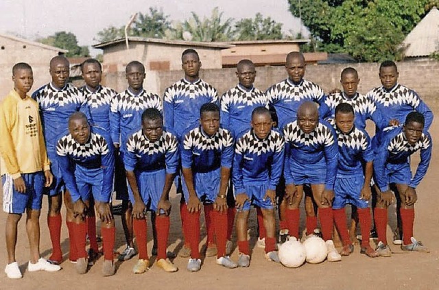 Die Kicker des Fuballclubs von Cotono...in den Farben von Alemannia Mllheim.   | Foto: Privat
