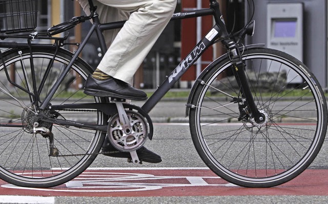 Fahrradschutzstreifen, teilweise mit r...orfstrae fr mehr Sicherheit sorgen.   | Foto: PaTRIK MLLER