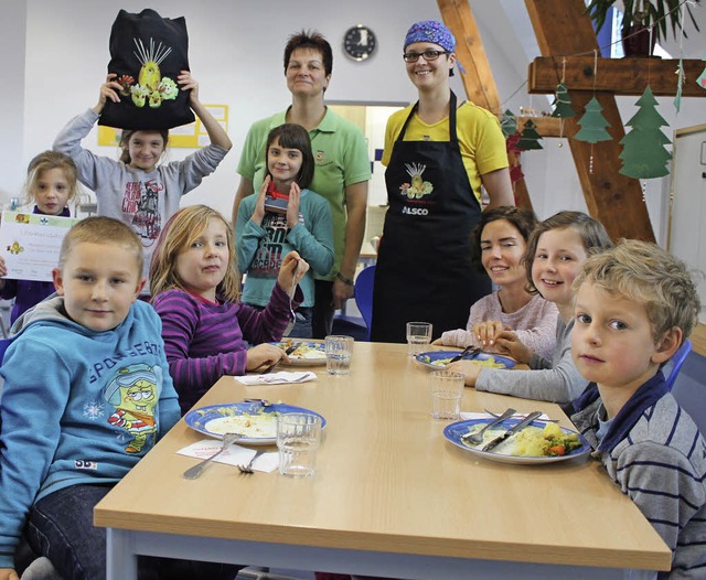 Den Grundschlern schmeckt das abwechs...tzt wird sie von Heike Batram (links).  | Foto: Martha Weishaar