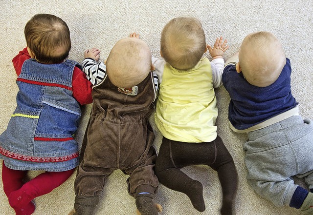 Diese vier Krabbelkinder haben einen Ganztagesplatz in einer Kindertagessttte.   | Foto: Patrick Pleul/DPA