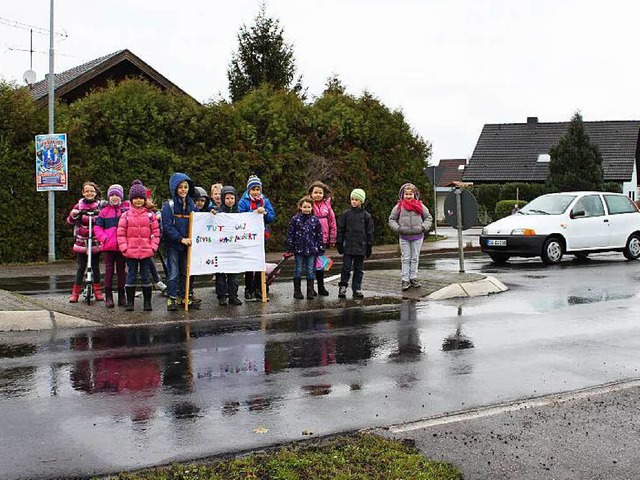 Schlerprotest auf der Querungshilfe: ...siert&#8220;, heit es auf dem Banner.  | Foto: Klaus Fischer