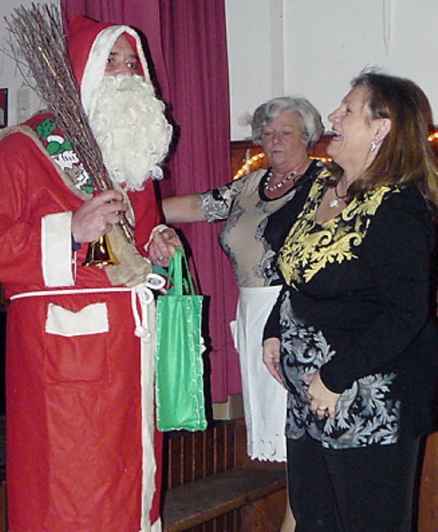 Der Nikolaus drohte Hgelbergs Ortsvor...r Rute, hatte dann aber ein Einsehen.   | Foto: Senn