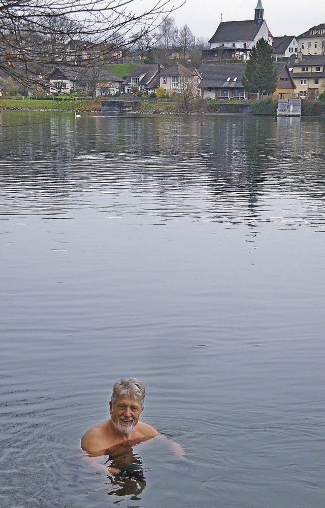 Ein Bild aus dieser Woche: Jakob Vogt ...weiz badet im neun Grad kalten Rhein.   | Foto: Kaiser