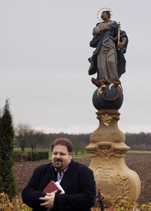 Pfarrer Steffen Jelic weiht die Madonna ein.   | Foto: Hubert Rderer