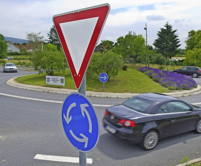 In vielen deutschen Kommunen geht es z...rund:Der Kreisverkehr ist im Kommen.   | Foto: Uwe Anspach/dpa