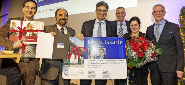 Geschenke zum Abschied fr Klaus Seiln...frau Renate, FWTM-Chef Bernd Dallmann.  | Foto: Polkowski