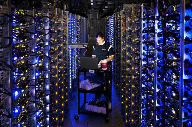 Informations- oder Machtzentrale: das Google-Datencenter in Dalles (Oregon)  | Foto: dpa