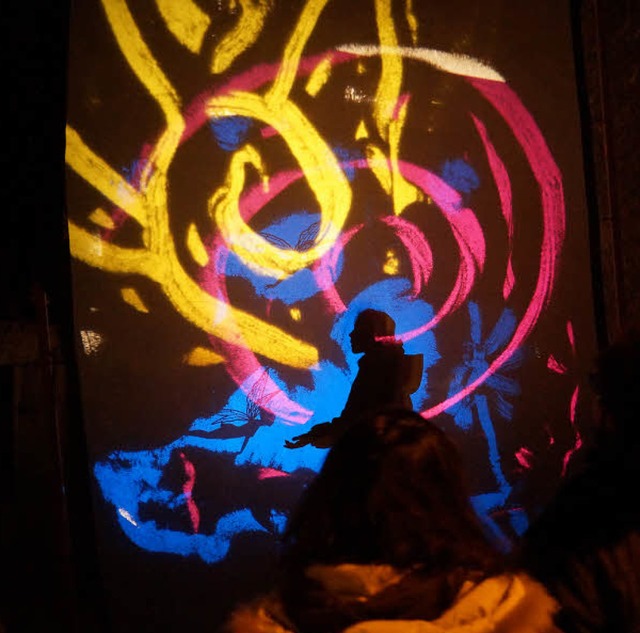 Lichtprojektionen mit farbigen Folien ...nd am Vogelhof eindrucksvolle Effekt.   | Foto: privat
