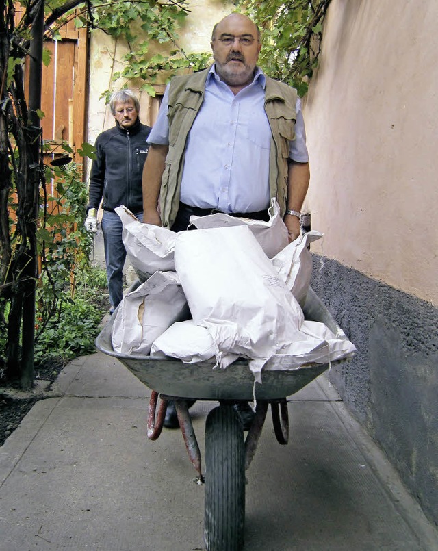 Friedhelm Huser berbringt Spenden an ...m, das Foto stammt aus dem Jahr 2012.   | Foto: Archivbild: Ulrike Derndinger