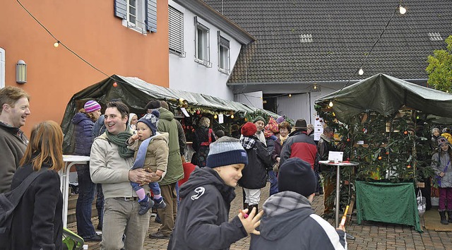 Familire Stimmung und drfliche Atmos...nheimer Weihnachtsmarkt im Rathaushof.  | Foto: julius steckmeister