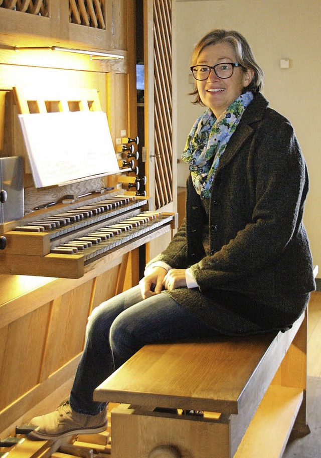 Monika Gnann, Organistin in der Pfarrk...Grunern, am Spieltisch der neuen Orgel  | Foto: Hans Jrgen Kugler