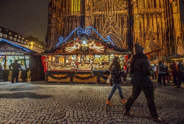 Unwirklich schn erhebt sich die Fassa...nsters hinter Weihnachtsmarktstnden.   | Foto: bri