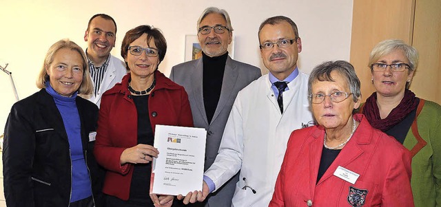 Spendenbergabe (von links): Eva Mlle... Huber, Pflegerische Stationsleitung.   | Foto: Ortenau-Klinikum