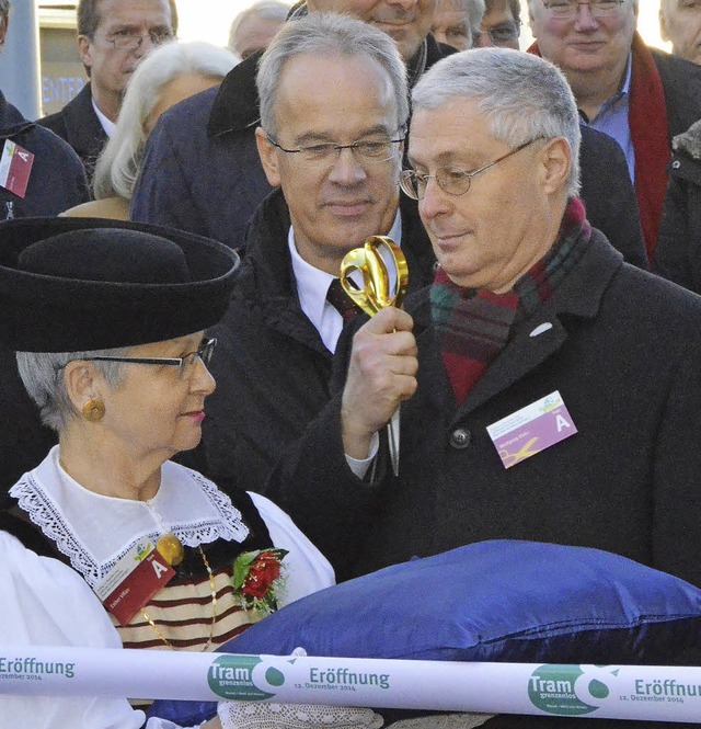 Andchtig: OB Dietz mit der goldenen S... Durchschneiden des   (Plastik-)Bandes  | Foto: Ulrich Senf