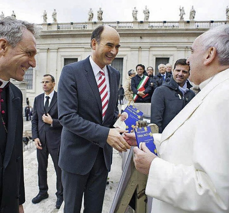 Manuel Herder mit Papst Franziskus und Monsignore Georg Gnswein  | Foto: privat