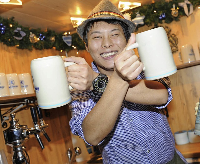 Japaner auf einem Weihnachtsmarkt in Osaka   | Foto: DPA