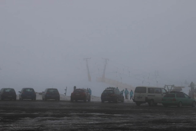 Traurige Nebelsuppe: Es ist einfach no...hnee und Wintersport auf dem Feldberg.  | Foto: Linn-Marie Hahn