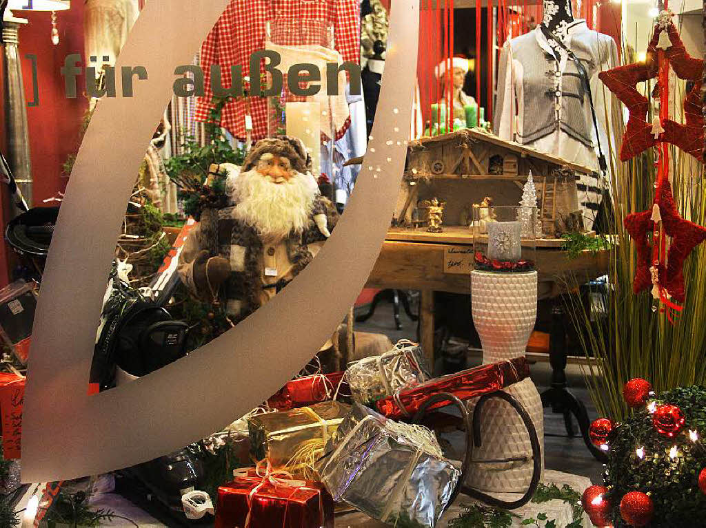 Weihnachtlich dekorierte Schaufenster