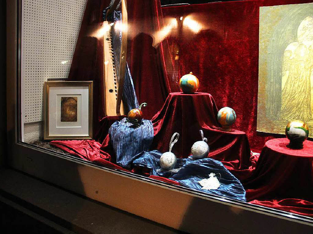 Weihnachtlich dekoriertes Schaufenster der Knstlerin Michelle Hothum in der Hauptstrasse