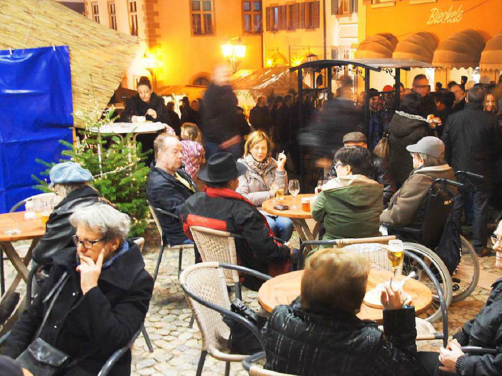 Weihnachtsmarkt in Endingen: Kleine Ruhepause bei milden Temperaturen drauen vorm Caf.