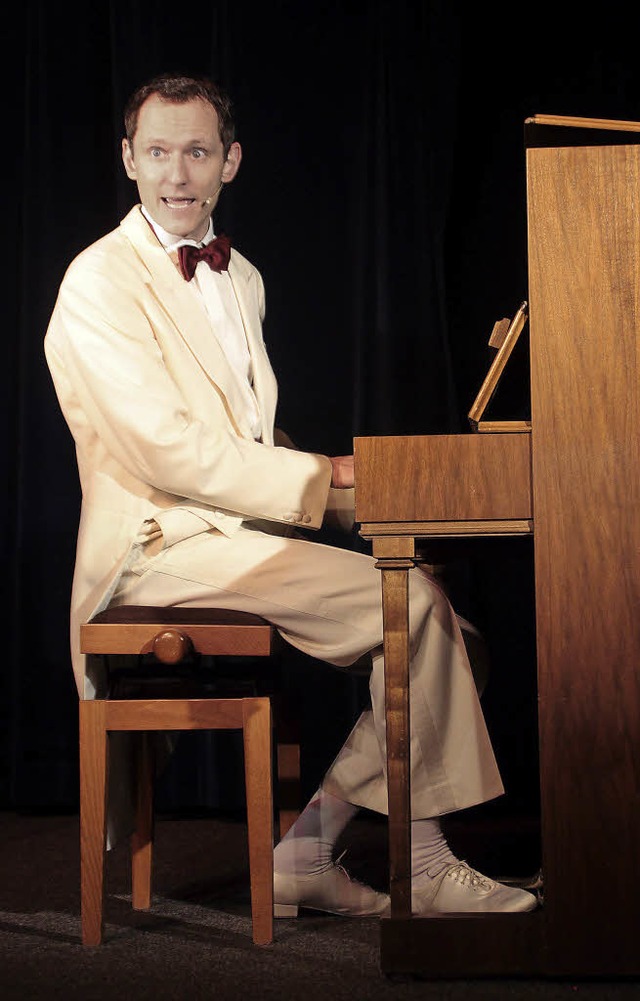 Der Mann am Klavier, der stilecht Geor...ers Lieder singt: Konstantin Schmidt.   | Foto: E. Sieberts