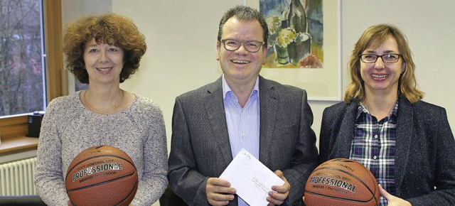 Rektor Bernd Zickgraf nahm gern die zw...dene Spenden von Ehemaligen entgegen.   | Foto: Schule