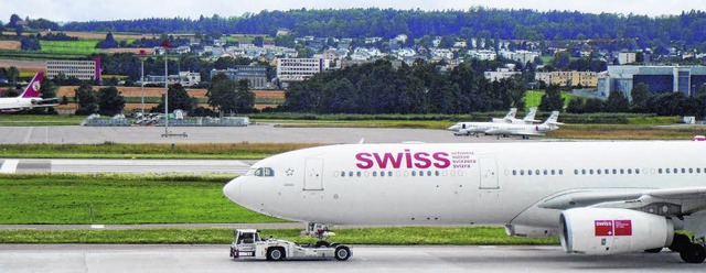 Auf dem Schweizer Flughafen Zrich-Klo...ahrzeug ber das Rollfeld manvriert.   | Foto: Gerard